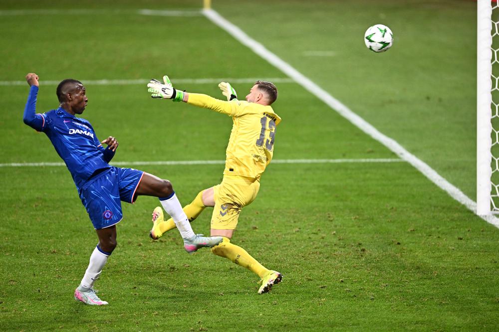 吕迪格的防守是站在那里干瞪嘛，比斯洛特先下课的估计是阿隆索