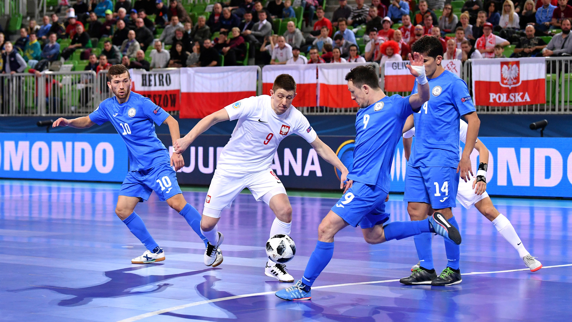 莱斯特城球迷赴意大利观战瓦尔迪比赛并合影